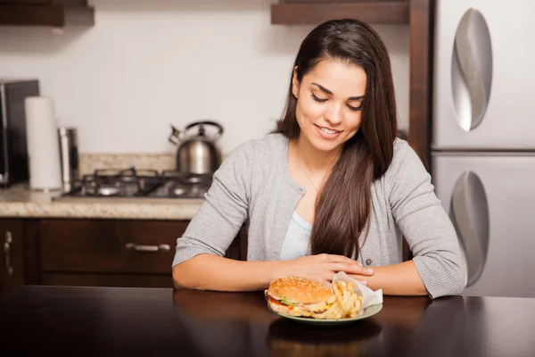 Mulher com hambúrguer e batatas fritas — Fotografia de Stock