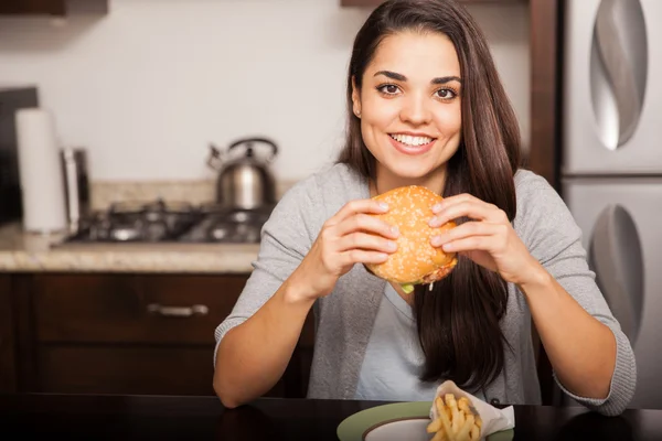 Donna con hamburger e patatine — Foto Stock