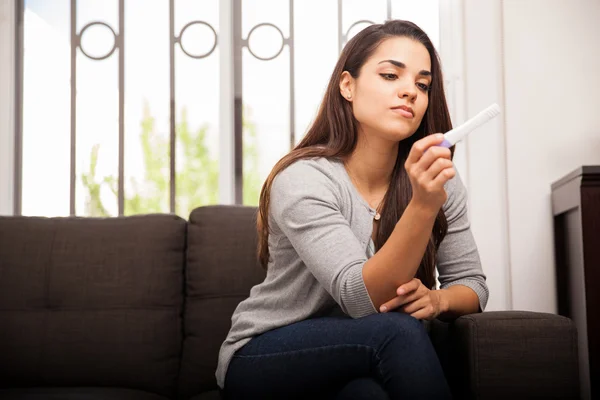 Mujer joven con prueba de embarazo — Foto de Stock