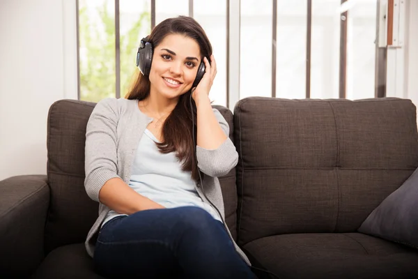 Hispanic meisje ontspannen met koptelefoon — Stockfoto