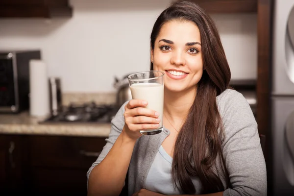 Mujer hispana con un vaso de leche — Foto de Stock