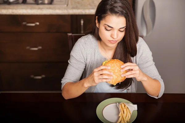 Kadın hamburger ve patates kızartması ile — Stok fotoğraf