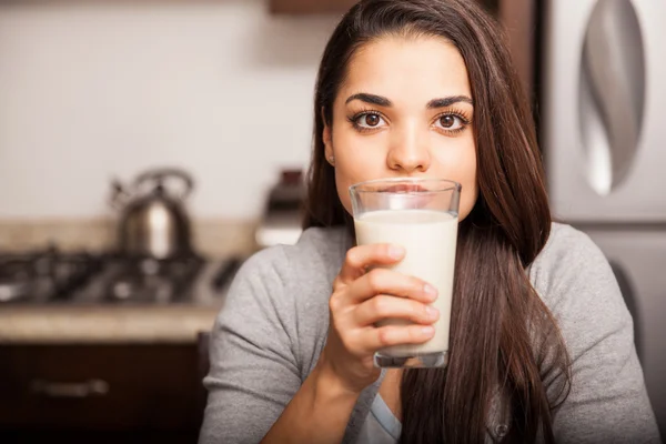 Mujer hispana con un vaso de leche — Foto de Stock
