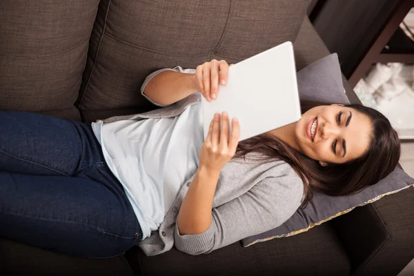 Menina latina com tablet digital — Fotografia de Stock