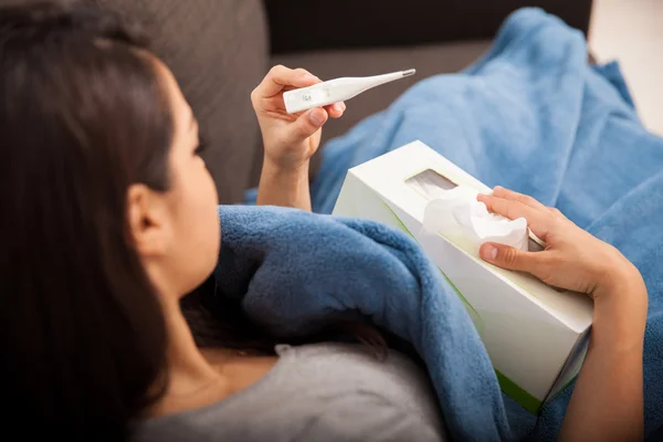 Frau liest Thermometer ab — Stockfoto