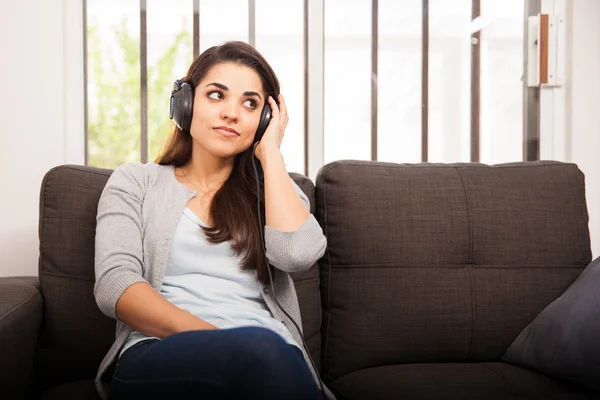 Menina hispânica relaxante com fones de ouvido — Fotografia de Stock