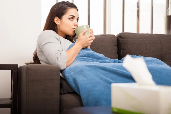 Donna con tè caldo — Foto Stock