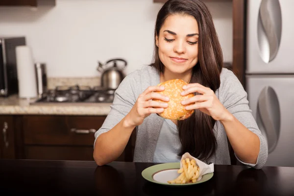 Femme avec hamburger et frites — Photo