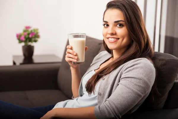 Donna con bicchiere da latte — Foto Stock