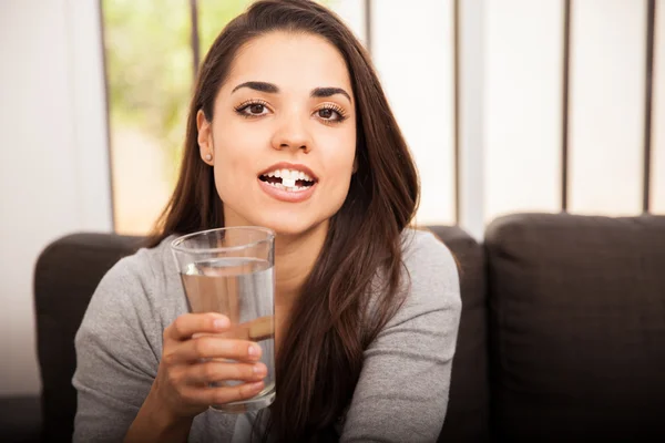 Mujer a punto de tomar una píldora — Foto de Stock