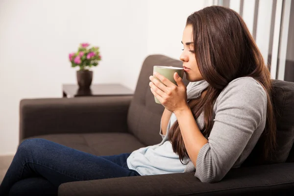 Frau mit heißer Tasse — Stockfoto