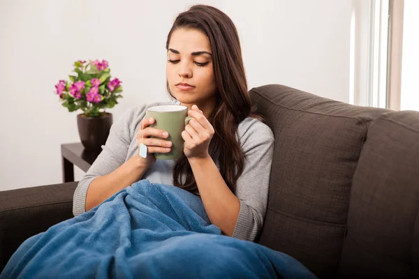 Frau mit heißem Tee — Stockfoto