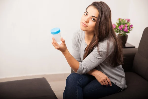 Mujer joven con copa de muestra — Foto de Stock