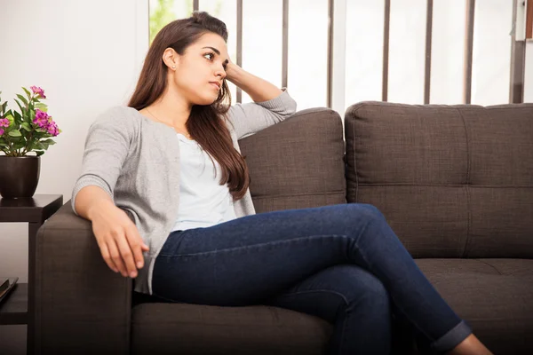 Junge Frau entspannt sich auf Couch — Stockfoto