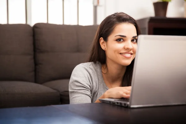 Spaanse vrouw met laptop binnenshuis — Stockfoto