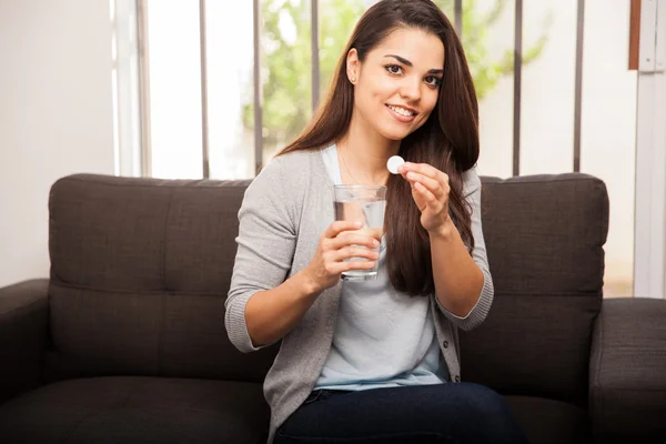 Mujer con píldora y vaso de agua — Foto de Stock