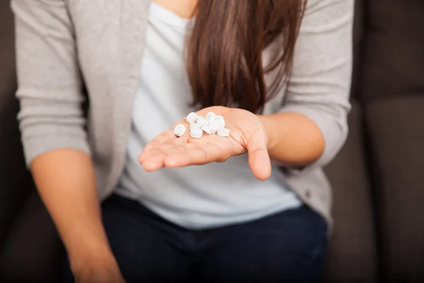 Kvinnans händer med piller — Stockfoto