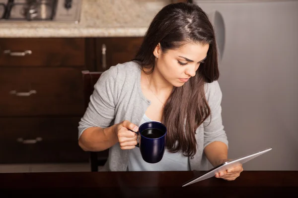 Hispanic woman with tablet and coffee — Stock Photo, Image