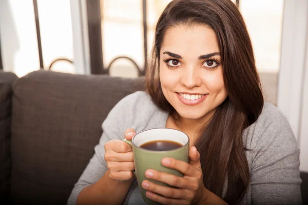 Frau mit heißer Tasse — Stockfoto