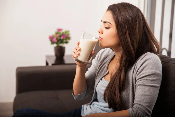 Kvinna med mjölk glas — Stockfoto