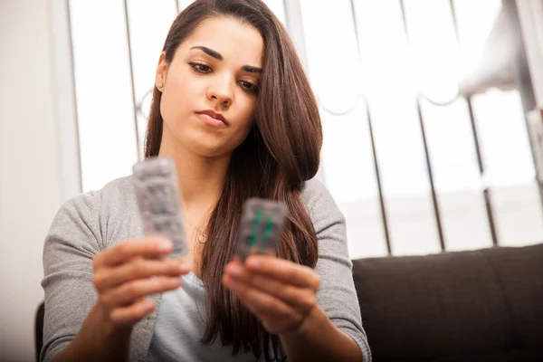 Mujer comparando dos medicamentos — Foto de Stock