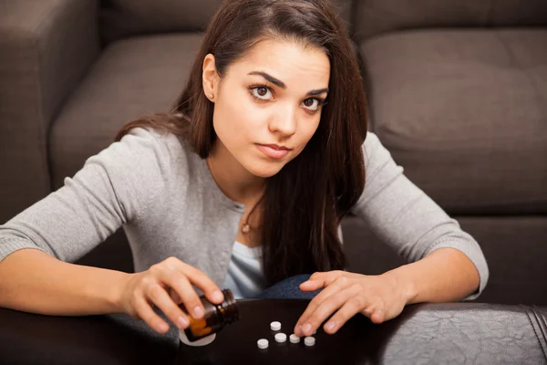 Mujer con frasco de píldora —  Fotos de Stock