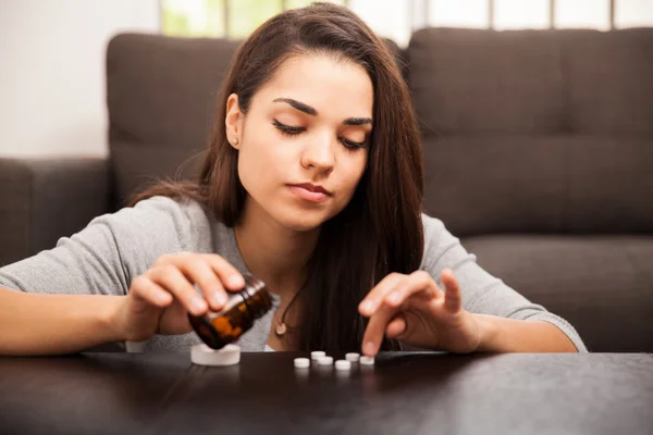 Mujer con frasco de píldora — Foto de Stock