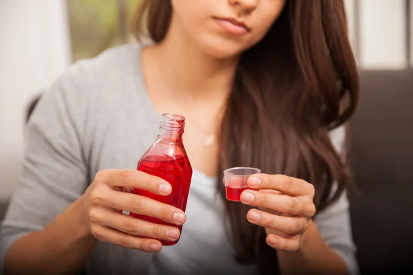 Žena s sirup proti kašli — Stock fotografie