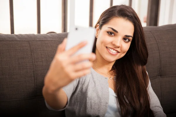 Jeune femme avec téléphone portable — Photo