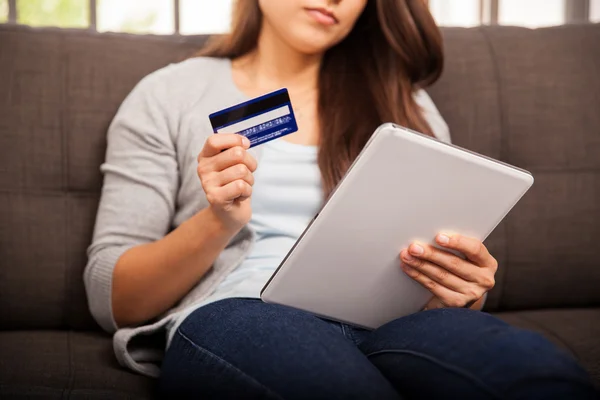 Žena s tabletu a kreditní karty — Stock fotografie