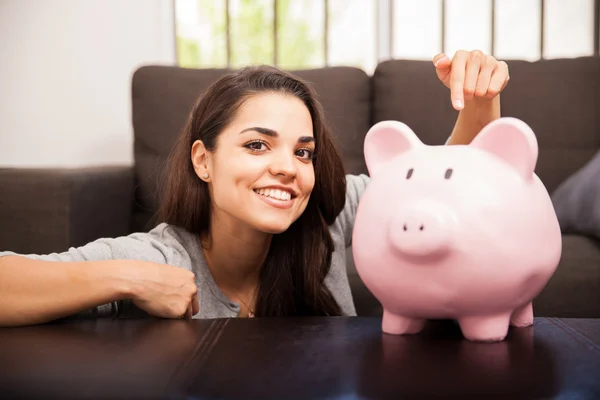 Hispanic woman with piggy bank — Stock Photo, Image