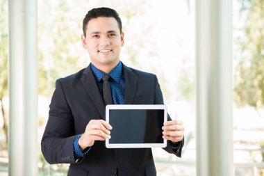 tela de tablet do empresário apresentando