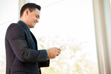 akıllı telefon kullanan iş adamı