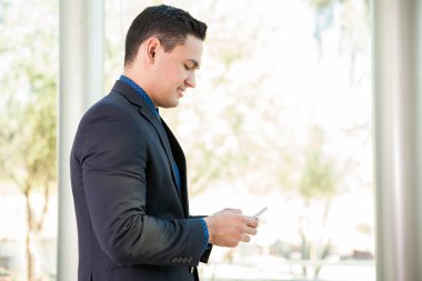 akıllı telefon kullanan iş adamı