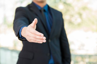 İş adamı el sıkışmak için elini uzatıyor