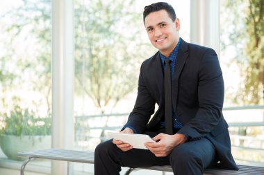 İşadamı bankta tablet bilgisayar ile