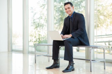 Dizüstü bilgisayarda çalışan iş adamı