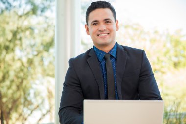 Dizüstü bilgisayarda çalışan iş adamı