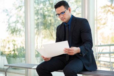 İş adamı gözden geçirme iş sözleşmesi