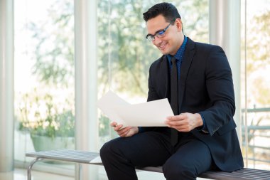 İş adamı gözden geçirme iş sözleşmesi