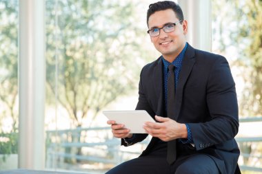 Tablet bilgisayar kullanan işadamı