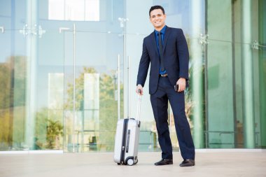 İş adamı bavul taşıyor.