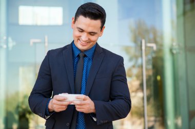 Cep telefonu kullanan bir iş adamı.