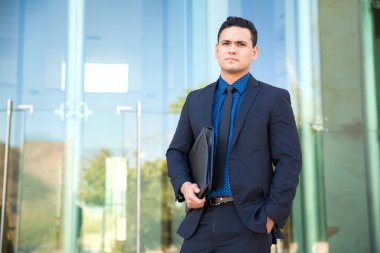 Takım elbiseli genç avukat