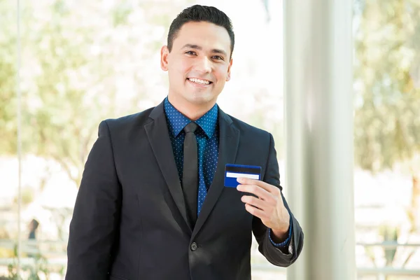Consultor financeiro apresentando cartão de crédito — Fotografia de Stock