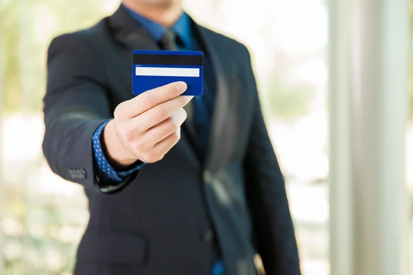 Finanzberater legt Kreditkarte vor — Stockfoto