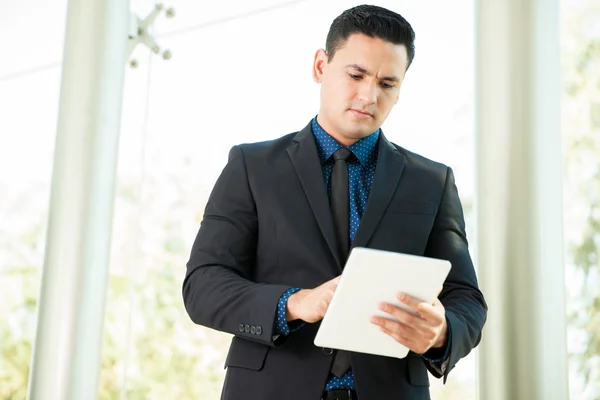 Empresario usando tableta — Foto de Stock