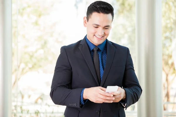 Zakenman met behulp van slimme telefoon — Stockfoto