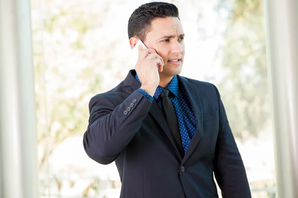 Homme d'affaires parlant au téléphone au travail — Photo