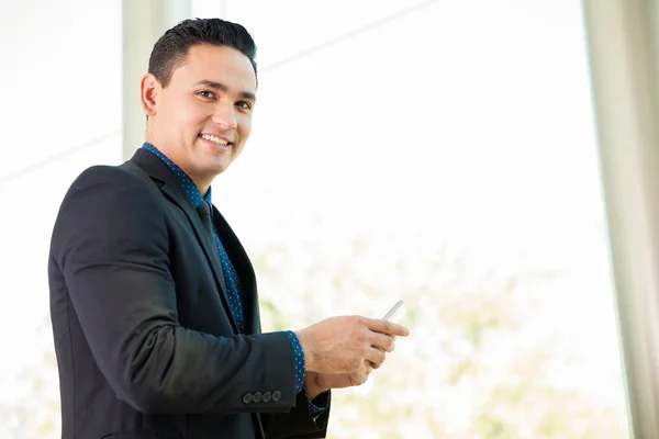 Businessman using smart phone — Stock Photo, Image
